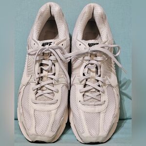 Men's Size 13 White Nike Zoom Vomero 5